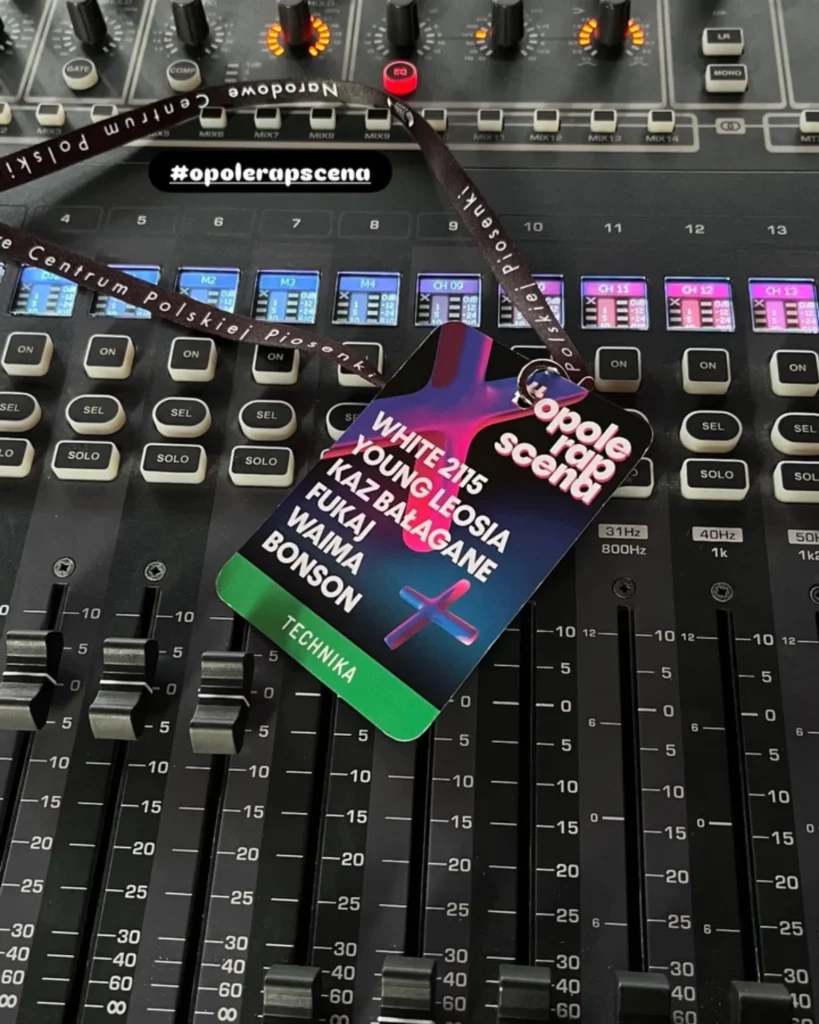 Konsoleta mikserska z identyfikatorem ekipy technicznej festiwalu Opole Rap Scena