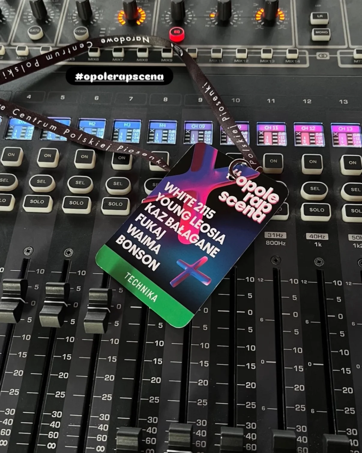 Konsoleta mikserska z identyfikatorem ekipy technicznej festiwalu Opole Rap Scena