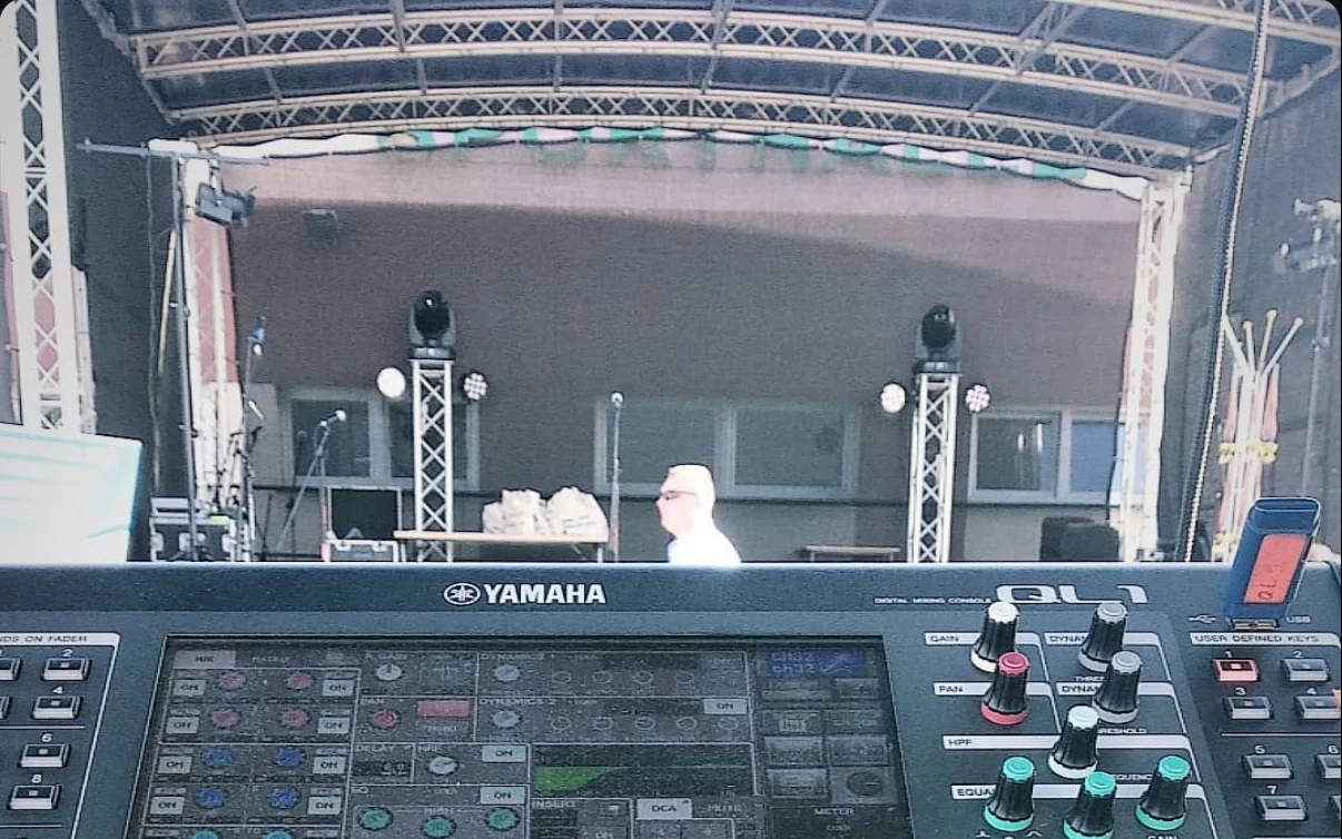 Konsoleta Yamaha QL przy realizacji dźwięku na scenie plenerowej