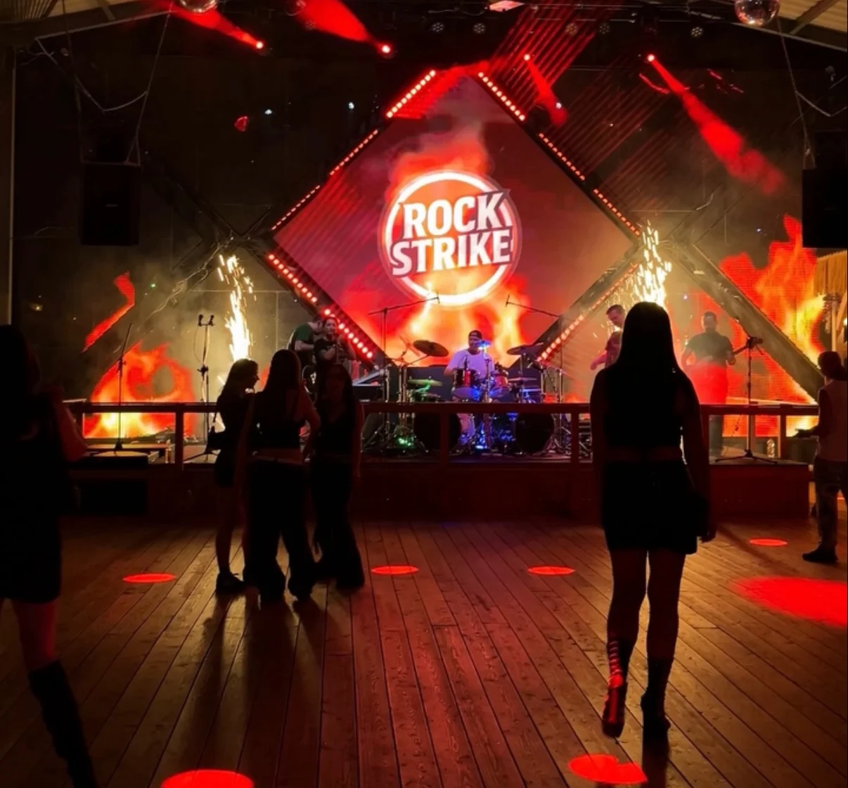 Koncert zespołu Rock Strike w klubie Discoplex A4 w Krapkowicach: scena z ekranem LED, zespół i publiczność na parkiecie