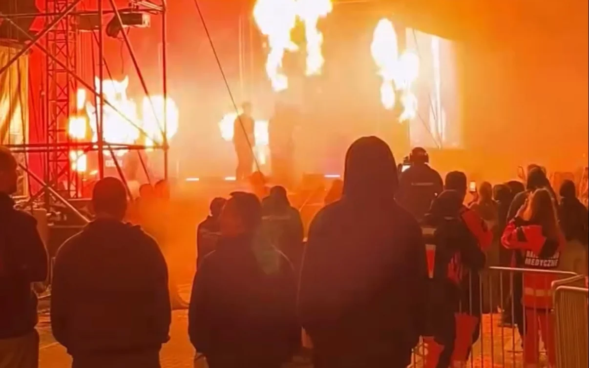 Koncert na festiwalu Opole Rap Scena: scena z efektami pirotechnicznymi i publiczność pod sceną