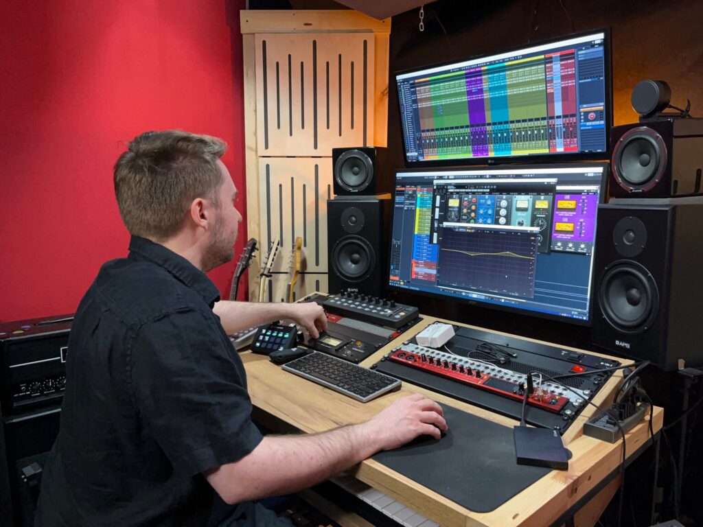 Realizator dźwięku podczas pracy w studiu nagrań