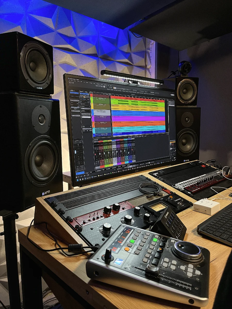Stanowisko mikserskie z kontrolerem i monitorami w Pulsar Studio
